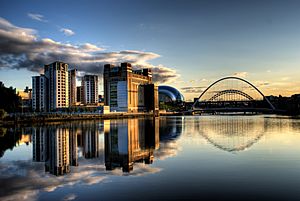 Archivo:Newcastle Quayside with bridges