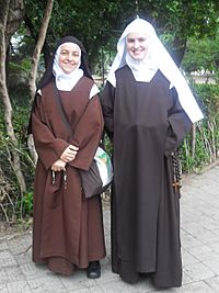 Archivo:Nun and novice discalced carmelites in Porto Alegre Brazil 20101129