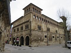 Archivo:Palacio de los Reyes de Navarra Estella Ostfassade