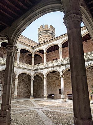 Archivo:Patio del castillo de Manzanares el Real 05