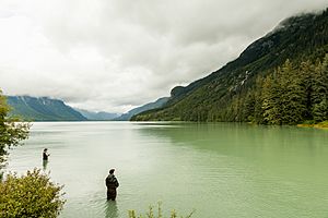 Archivo:Pescadores en el Parque Estatal de Recreo del Lago Chilkoot, Haines, Alaska, Estados Unidos, 2017-08-26, DD 14