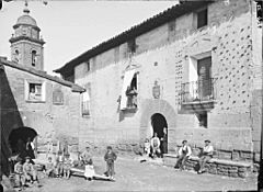 Archivo:Plaça amb una casa senyorial i gent al poble de Liesa