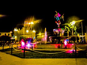 Archivo:Plaza de Armas de Moyobamba de noche
