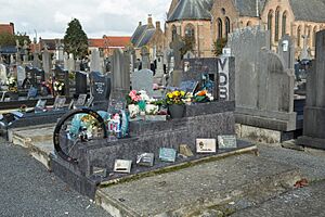 Archivo:Ploegsteert Churchyard -18