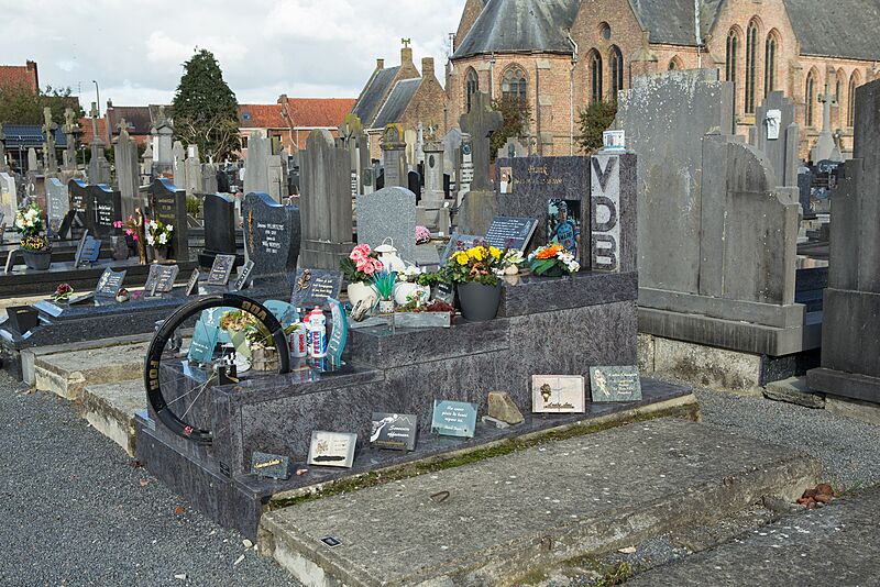 Ploegsteert Churchyard -18