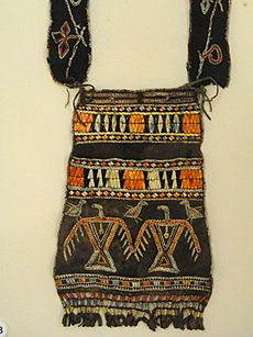 Archivo:Pouch, southeastern Ojibwa, with porcupine quills, from Boston Museum Collection - Native American collection - Peabody Museum, Harvard University - DSC05441