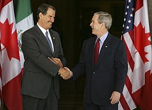 Archivo:President George W. Bush greets Mexican President Vicente Fox