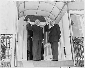 Archivo:President Truman and Prime Minister Mohammad Mosadegh of Iran, in 1951