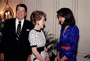 Archivo:Reagans with Jackie Kennedy