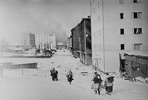 Archivo:Retreating Finns at Vyborg