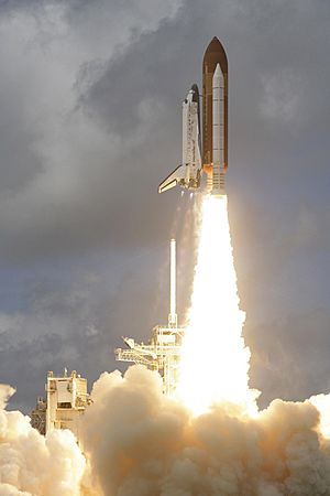 Archivo:STS-120 liftoff