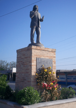 Archivo:Statue of Rigo Tovar in Matamoros