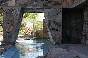 Archivo:Taliesin West pool & fountain