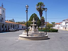 Fuente en la plaza de Valrío.