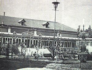 Archivo:1883-07-15, La Ilustración Española y Americana, Huelva.—Inauguración del «Gran Hotel Colón» (cropped) Fachada del «hotel» por el lado del ingreso al comedor principal