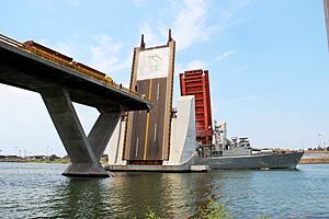 Archivo:APERTURA DE PUENTE ALBATROS