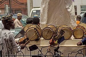 Archivo:A Drummer with Drums