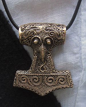 Archivo:Amulet Thor's hammer (copy of find from Skåne) 2010-07-10