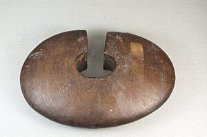 Archivo:Brooklyn Museum 22.1403 Wrist Guard Igitembe