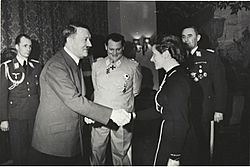 Archivo:Bundesarchiv B 145 Bild-F051625-0295, Verleihung des EK an Hanna Reitsch durch Hitler