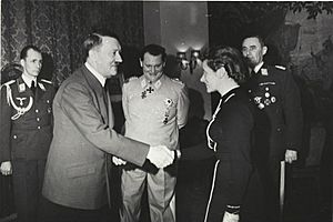 Archivo:Bundesarchiv B 145 Bild-F051625-0295, Verleihung des EK an Hanna Reitsch durch Hitler