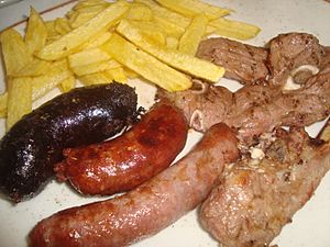 Archivo:Carne de cordero del Maestrazgo y embutidos asados a la brasa de leña