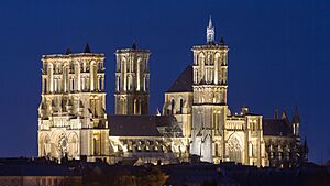Archivo:Cathédrale Notre-Dame de Laon at night-5675