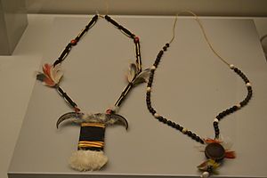 Archivo:Collar de los indios Tapirapé. Museo de América
