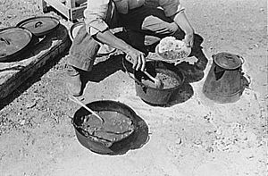 Archivo:Cowboy dishing up chili