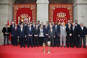 Archivo:Cristina Cifuentes recibe al Real Madrid Baloncesto (24574549673)