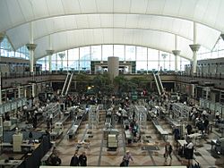Archivo:Denver International Airport security