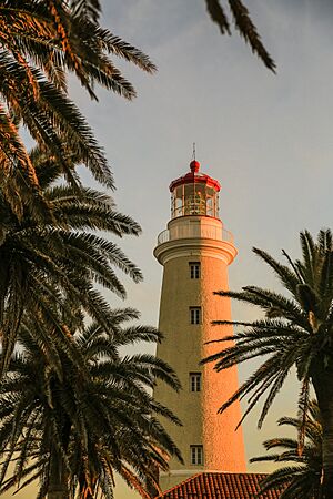 Archivo:El Faro de Punta del Este - un toque del atardecer