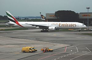 Archivo:Emirates Boeing 777-300, A6-EMP, SIN 2