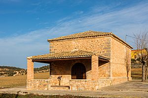 Archivo:Ermita de Santa Bárbara, Solanillos del Extremo, Guadalajara, España, 2017-01-03, DD 15