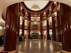 Archivo:Foyer del Teatro Real - enero 2017