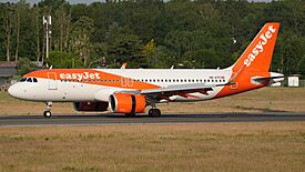 Hamburg Airport easyJet Switzerland Airbus A320-251N HB-AYP (DSC03678).jpg