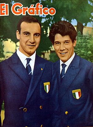 Archivo:Humberto Maschio y Enrique Sívori (Selección de Italia) - El Gráfico 2227