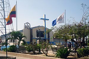 Archivo:Iglesia y Parque Central de Playas