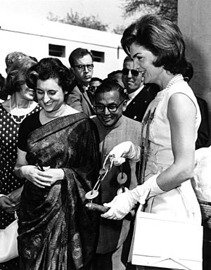Archivo:Jacqueline Kennedy and Indira Gandhi