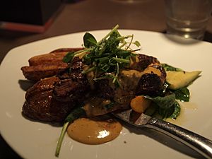 Archivo:Kangaroo with thyme at restaurant Memphis