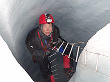 Karmenka explorando interior glaciar.jpg