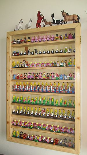 Archivo:LEGO minifigures (theme) display case