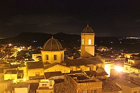 La Iglesia de San Pedro de Agost, de noche.JPG