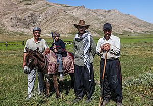 Archivo:Lar Plain, Iran, Nomads (33486070123)
