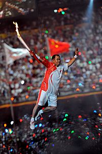 Archivo:Li Ling during 2008 Summer Olympics opening ceremony
