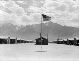 Archivo:Manzanar Relocation Center, Manzanar, California. Street scene of barrack homes... - NARA - 538128 - restored