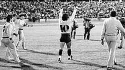 Archivo:Maradona con la 10 de belgrano