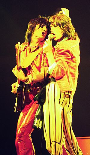 Archivo:Mick Jagger and Ron Wood - Rolling Stones - 1975