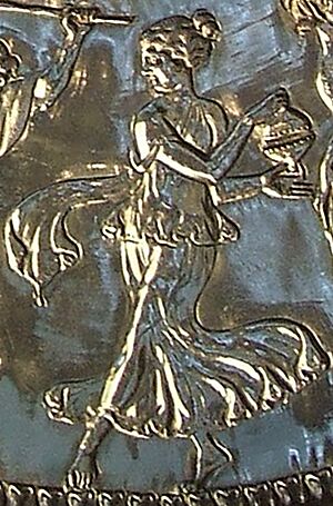 Archivo:Mildenhall treasure great dish british museum, detail-- dancer with cymbals