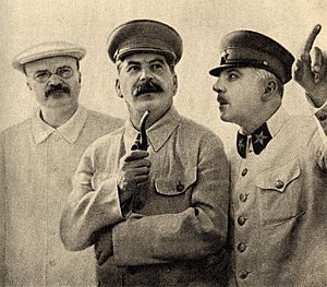 Archivo:Molotov, Stalin and Voroshilov, 1937